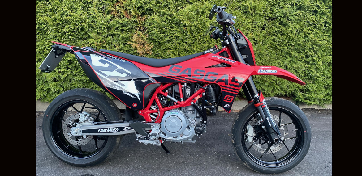 Supermoto SM 700 mit Beklebung